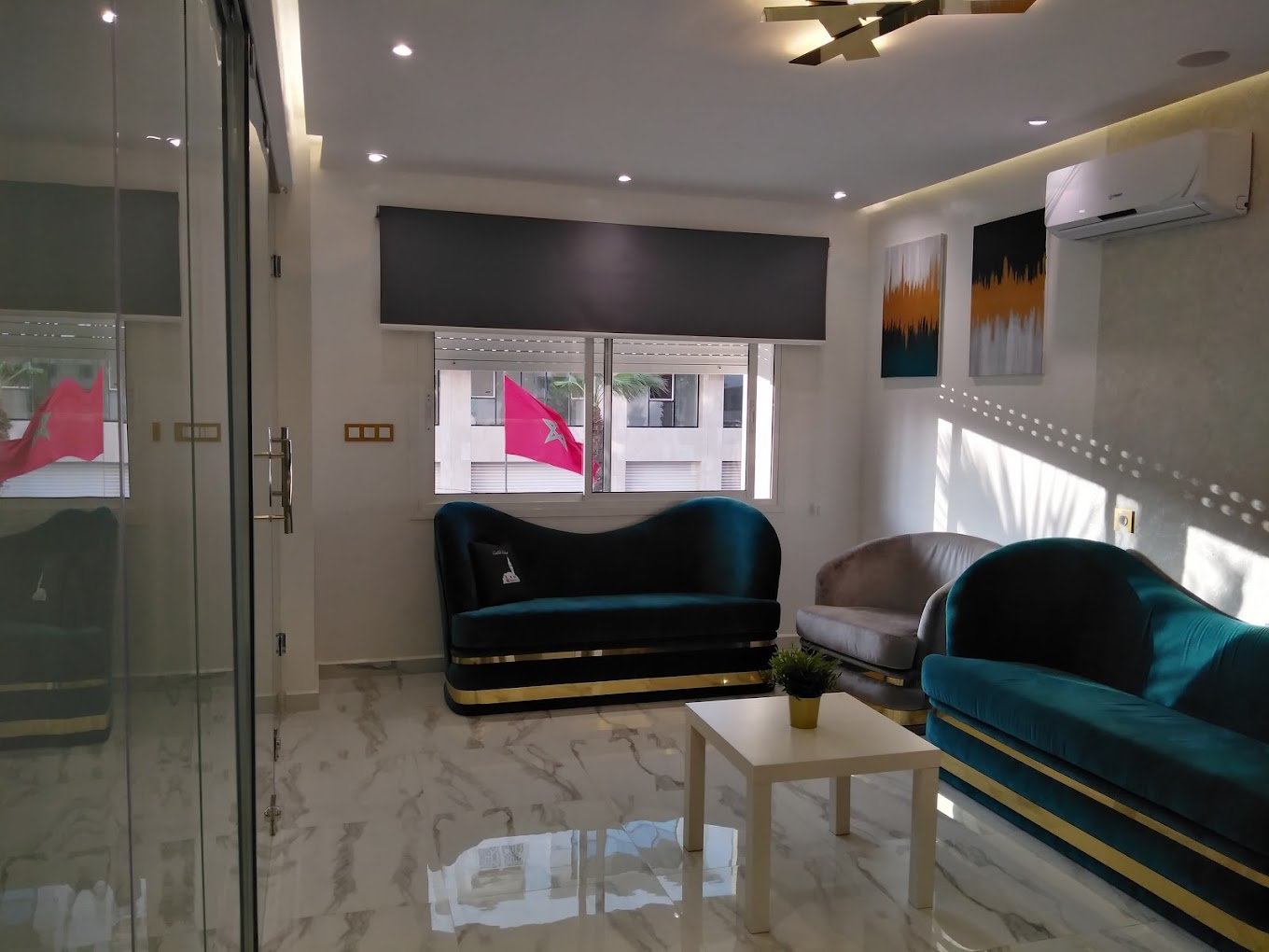 Réception accueillante et moderne d'un cabinet dentaire à tetouan par dr douiri khaoula.